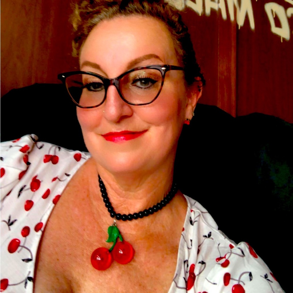 Roller skater 🛼 obsessed w Betsey Johnson, pinup, rockabilly, burlesque💋🫶☠️🍒